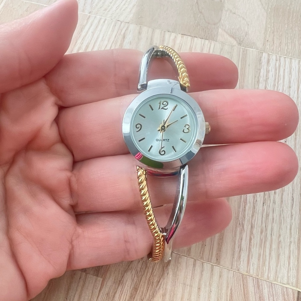 Unbranded ladies two toned bracelet watch NEW BATTERY